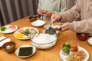 手巻き寿司をする家族