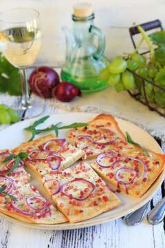 Flammkuchen mit Wein und Federwe&szlig;er