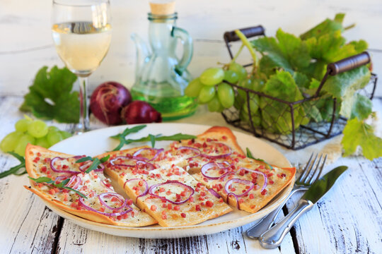 Flammkuchen Klassisch mit Federwei&szlig;er