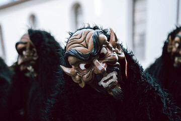 Fotografien der traditionellen Konstanzer Fasnacht in Konstanz am Bodensee, Deutschland, mit farbenfrohen Kostümen, traditionellen Masken, fröhlichen Menschen und festlicher Atmosphäre in der historis © Yuri - Supay 