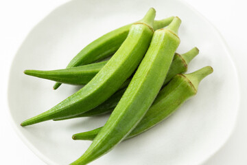 皿に乗ったオクラ　白バック
