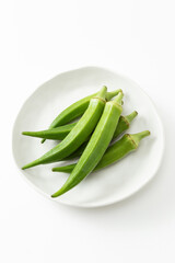 皿に乗ったオクラ　白バック