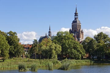 In front Knieperteich, behind, St. Mary's Church, also known as Marienkirche, basilica, late Gothic, three naves with transept, first mentioned in 1298, 104 metre high church tower with view, Neuer Markt, Old Town, UNESCO World Heritage Site, Hanseatic City of Stralsund, Mecklenburg-Western Pomerania, Germany
