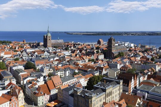 View from a height of 84 metres over the city, Neuer Markt below, St. Nikolai Church to the rear left, St. Jakobi Church to the right, R&uuml;gen Island behind, St. Mary's Church, also known as Marienkirche, basilica, late Gothic, three naves with transept, first mentioned in 1298, Neuer Markt, Old Town, UNESCO World Heritage Site, Hanseatic City of Stralsund, Mecklenburg-Western Pomerania, Germany