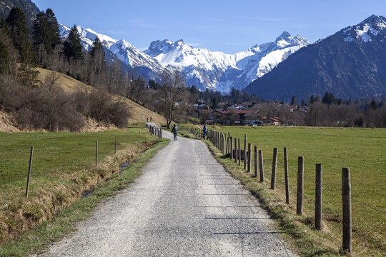 Path through meadows between Rubi and Oberstdorf, behind mountains of the Allg&auml;u Alps, Oberallg&auml;u, Allg&auml;u, Bavaria, Germany