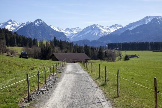 Path through meadows between Rubi and Oberstdorf, behind mountains of the Allg&auml;u Alps, Oberallg&auml;u, Allg&auml;u, Bavaria, Germany