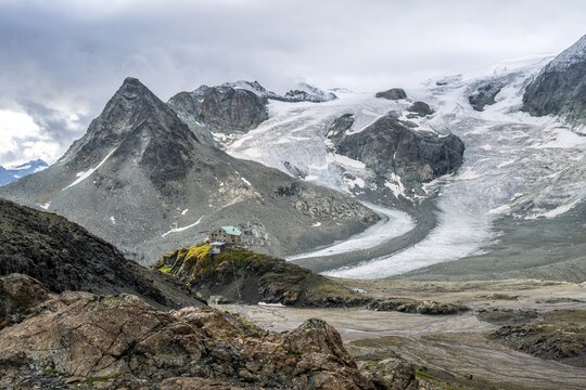 Mountain hut Cabane des Dix in front of glacier Glacier de Cheilon, Valais Alps, Valais, Switzerland