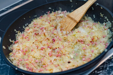 zwiebelkuchen, zwiebel kuchen, in der herstellung schritt f&uuml;r schritt, verschiedene perspektiven, verschiedene aufnahmen, schw&auml;bisch, klassisch, herbst, winter 