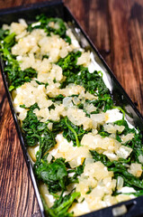 Auflauf gebacken mit K&auml;se Spinat Kartoffeln BAckform in der Herstellung step by step schritt f&uuml;r schritt 