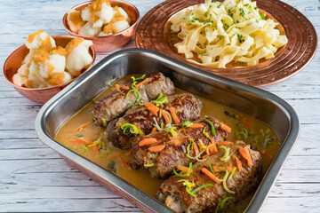 Kalbsroulade gef&uuml;llt schritt f&uuml;r schritt herstellung br&auml;t gem&uuml;se sauce aufgeschnitten 