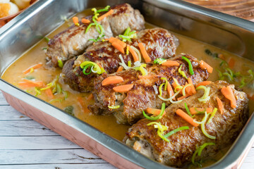 Kalbsroulade gefüllt schritt für schritt herstellung brät gemüse sauce aufgeschnitten 