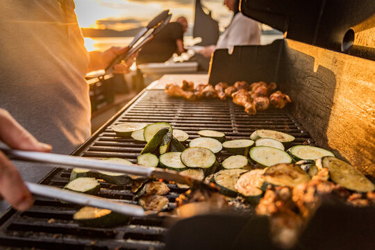 Foodfotografie auf einem Kreuzfahrtschiff am See &ndash; Grill & Chill sowie Brunch Event mit vielf&auml;ltigen Speisen, Drinks und sommerlichem Ambiente in moderner Lifestyle-Atmosph&auml;re