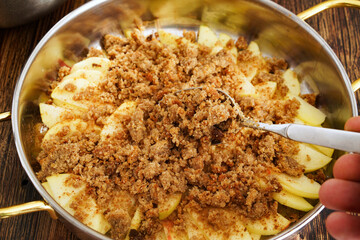 Apfelkuchen in der herstellung