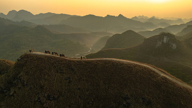 Dawn on the high mountain peaks of Ha Lang area, with pack horses and people going to work. Photo taken in Ha Lang, Cao Bang on August 30, 2025	