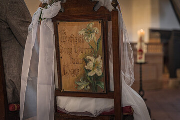Romantische Hochzeitsfotos in einer Kirche und einem traditionellen Dreiseitenhof –...