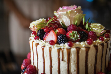 Romantische Hochzeitsfotos in einer Kirche und einem traditionellen Dreiseitenhof – Brautpaarportraits auf dem Land in authentischer Dorfkulisse