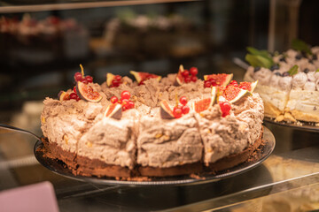 Moderne Food- und Interiorfotografie in einem stilvollen Lifestyle-Café mit gemütlichem Ambiente, Kaffeespezialitäten, Desserts und trendiger Gastronomieeinrichtung