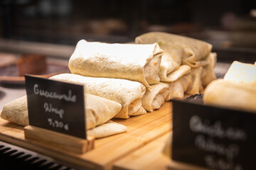 Moderne Food- und Interiorfotografie in einem stilvollen Lifestyle-Café mit gemütlichem Ambiente, Kaffeespezialitäten, Desserts und trendiger Gastronomieeinrichtung