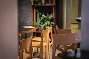 Moderne Food- und Interiorfotografie in einem stilvollen Lifestyle-Café mit gemütlichem Ambiente, Kaffeespezialitäten, Desserts und trendiger Gastronomieeinrichtung
