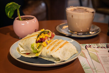 Moderne Food- und Interiorfotografie in einem stilvollen Lifestyle-Café mit gemütlichem Ambiente,...