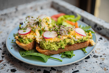 Moderne Food- und Interiorfotografie in einem stilvollen Lifestyle-Café mit gemütlichem Ambiente, Kaffeespezialitäten, Desserts und trendiger Gastronomieeinrichtung