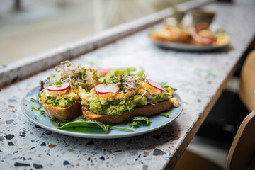 Moderne Food- und Interiorfotografie in einem stilvollen Lifestyle-Café mit gemütlichem Ambiente, Kaffeespezialitäten, Desserts und trendiger Gastronomieeinrichtung