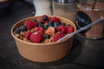 Moderne Food- und Interiorfotografie in einem stilvollen Lifestyle-Café mit gemütlichem Ambiente, Kaffeespezialitäten, Desserts und trendiger Gastronomieeinrichtung