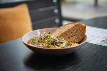 Moderne Food- und Interiorfotografie in einem stilvollen Lifestyle-Café mit gemütlichem Ambiente, Kaffeespezialitäten, Desserts und trendiger Gastronomieeinrichtung