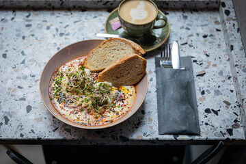 Moderne Food- und Interiorfotografie in einem stilvollen Lifestyle-Café mit gemütlichem Ambiente, Kaffeespezialitäten, Desserts und trendiger Gastronomieeinrichtung