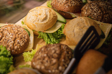 Moderne Food- und Interiorfotografie in einem stilvollen Lifestyle-Café mit gemütlichem Ambiente, Kaffeespezialitäten, Desserts und trendiger Gastronomieeinrichtung