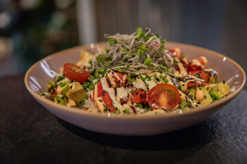Moderne Food- und Interiorfotografie in einem stilvollen Lifestyle-Café mit gemütlichem Ambiente, Kaffeespezialitäten, Desserts und trendiger Gastronomieeinrichtung