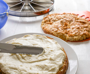 Bienenstich Cremetorte Torte in der Herstellung 
