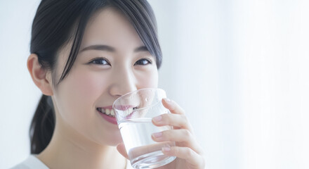 水を飲む若い女性