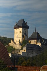 Obraz premium Iconic view of Karlštejn Castle with its main tower and fortifications.
