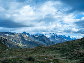 paysage de montagne dans les alpes avec glacier, aiguilles, alpage, pics, frontière france italie dans le beaufortain, avec aiguille des glaciers dans les nuages