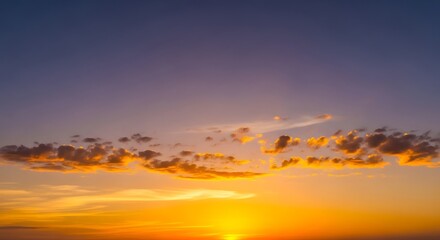 Obraz premium Vibrant Sunset Sky with Scattered Clouds.