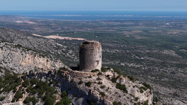 Tour de Tautavel surplombant la plaine du Roussillon dans les Pyr&eacute;n&eacute;es Orientales