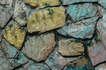 A wall made of stone with a brown and gray color