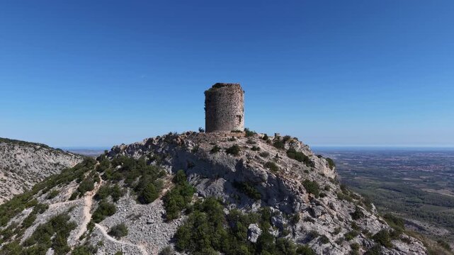 Tour de Tautavel surplombant la plaine du Roussillon dans les Pyr&eacute;n&eacute;es Orientales