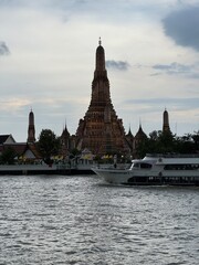 Naklejka premium Bangkok, Thailand — City Skyline, Chao Phraya River & Temple Spires at Sunset 