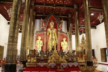Obraz premium Chiang Mai, Thailand — Lanna Temples, Old City Moat & Mountain Backdrop 