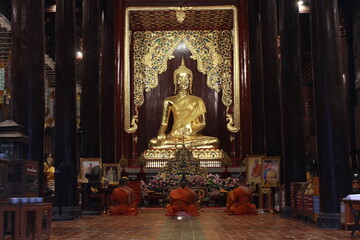 Obraz premium Chiang Mai, Thailand — Lanna Temples, Old City Moat & Mountain Backdrop 