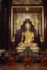 Obraz premium Chiang Mai, Thailand — Lanna Temples, Old City Moat & Mountain Backdrop 