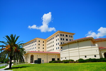 Fototapeta premium Sarasota, Florida USA - Sep 15, 2025: the Building of University of South Florida Sarasota Manatee campus