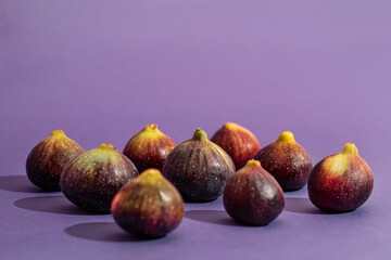 Fresh figs seamless pattern on purple color background, flat lay, top view, front view, tropical fruits texture. fresh ripe sliced figs on table.