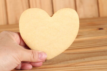 Biscoito amanteigado em formato de cora&ccedil;&atilde;o