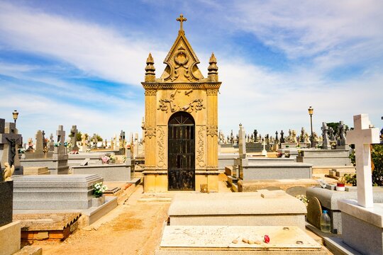 Nichos y tumbas de un cementerio en un peque&ntilde;o pueblo de la provincia de Toledo.