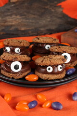 Doces decorados para festa de halloween: morangos, frutas, chocolates, cookies e donuts