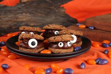 Doces decorados para festa de halloween: morangos, frutas, chocolates, cookies e donuts