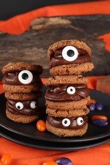 Doces decorados para festa de halloween: morangos, frutas, chocolates, cookies e donuts